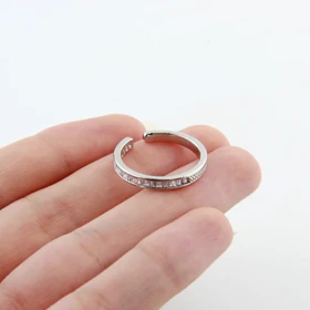 انگشتر زنانه مدل رینگ نگینی (نقره‌ای)