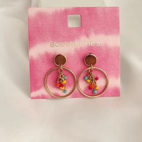 گوشواره حلقه‌ای طلایی با آویز مهره‌های رنگی فانتزی