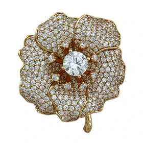 گل سینه زنانه ژوپینگ مدل فلوریوا طرح گل جواهری نگین‌دار با جلوه طلایی