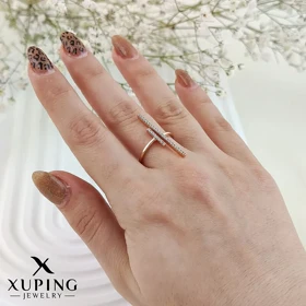 انگشتر زنانه ژوپینگ مدل خطی نگین‌دار ظریف و شیک Xuping