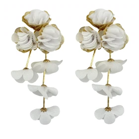 گوشواره زنانه آویزدار گل‌دار با طراحی پارچه‌ای