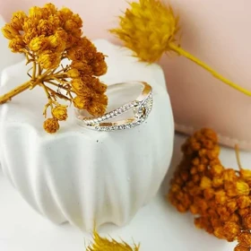 انگشتر نقره‌ای با طراحی شیک و نگین‌های درخشان