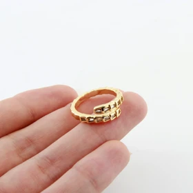 انگشتر زنانه مدل ماری نگین‌دار (طلایی)