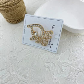 گل سینه زنانه شیک طرح دیور، جلوه‌ای از ظرافت