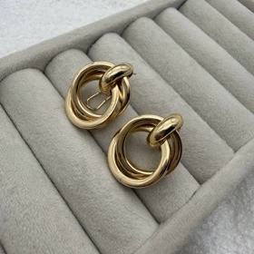 گوشواره طلایی با حلقههای درهمتنیده بزرگ