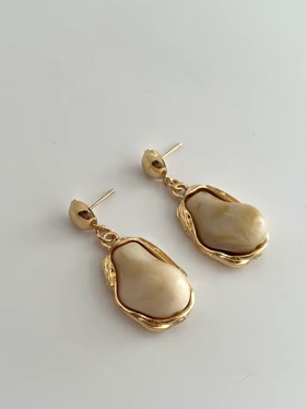 گوشواره سنگ دفرمه با فریم طلایی