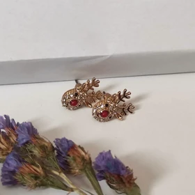 گل گوش زنانه طرح گوزن (آهو) با نگین‌های کریستالی و بینی قرمز – آبکاری طلا