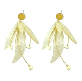 گوشواره زنانه مدل لیوانا طرح گل آویزدار با گلبرگهای کرمی و شاخههای طلایی