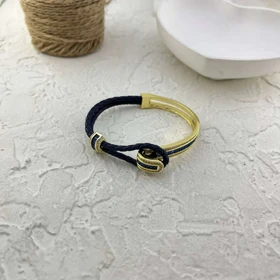 دستبند زنانه مدل آدلیا سرمه ای با بافت چرمی و جزئیات طلایی