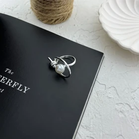 انگشتر زنانه با طراحی مینیمال و مروارید درخشان