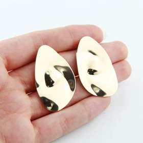 گوشواره زنانه میخی مدل مثلثی (طلایی)