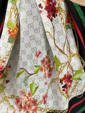 شال گوچی طرح گل‌دار