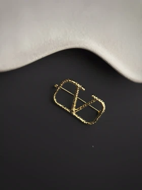 سنجاق سینه Valentino