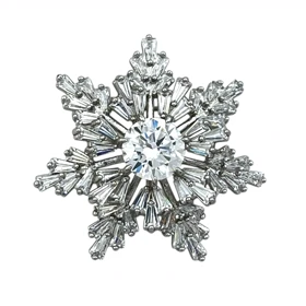 گل سینه زنانه ژوپینگ مدل برف‌آرا طرح دانه‌برف جواهری نگین‌دار نقره‌ای