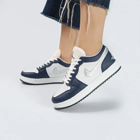 کفش و کتانی زنانه مدل NIKE AIR JORDAN 1 رنگ سفید سرمه ای کد M5816