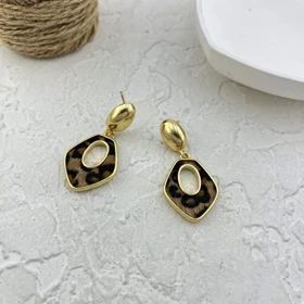 گوشواره زنانه مدل پانترا آویزدار طرح پلنگی با فریم طلایی