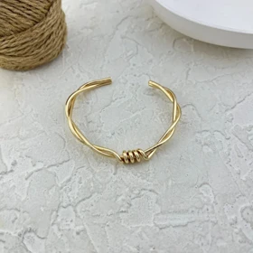 دستبند زنانه بنگل مدل الناز طرح گره ظریف طلایی درخشان