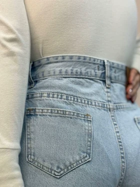 شلوار جین نیم بگ آبی یخی 6426 ام کی