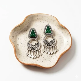 گوشواره آویز ورشو طرح بوهو با نگین دروزی سبز