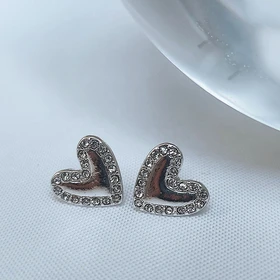 گل گوش رنگ نقره ای طرح قلب قفل میخی