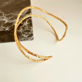 دستبند کاف (Cuff) طلایی دو ردیفه مدل موج بافتدار - مینیمال و ترندی