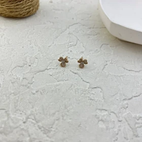 گوشواره زنانه ژوپینگ مدل فلورا طرح گل چهارپر نگین‌دار با فریم طلایی