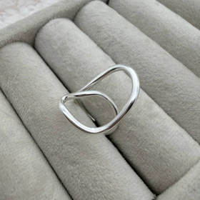 انگشتر نقره‌ای با طراحی آزاد و موج‌دار