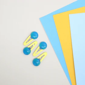 گیره سر رنگی دکمه‌ای چهار عددی با سایز کوچک و رنگ‌بندی شاد