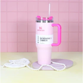 استنلی تامبلر 1.18 لیتری صورتی پودری با دسته سرخابی
