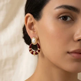 گوشواره زنانه طرح میناکاری زرشکی با مروارید مدل میرالیا