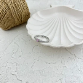 انگشتر زنانه با طرح قلب صورتی و نگین های ظریف