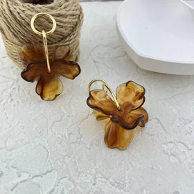 گوشواره زنانه ژوپینگ مدل آمبرا طرح گل آویز با جلوه مرمرین