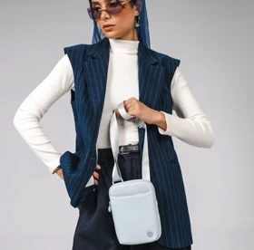 کیف دوشی زنانه چرم مصنوعی کوچک رنگی با بند پهن و قابل تنظیم دیوید جونز DAVIDJONS (آبی)