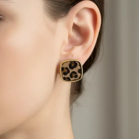 گوشواره زنانه مدل پانترا ولوت طرح پلنگی مربعی با بافت مخملی و فریم طلایی