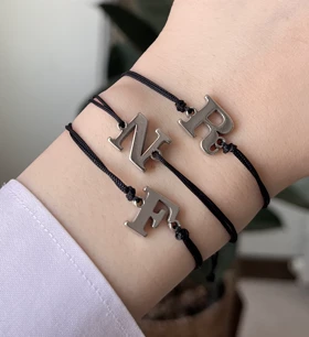 دستبند حروف نقره‌ای