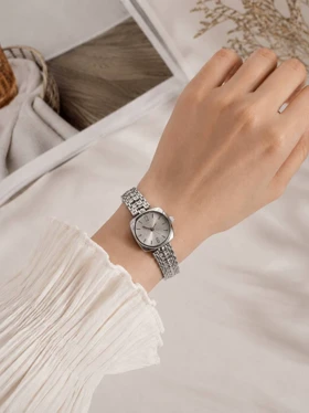 ساعت زنانه کلاسیک نقره ای مدل W425 (نقره ای)