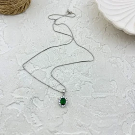 گردنبند زنانه جواهری سبز، درخشش بی‌نظیر