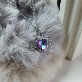 گردنبند فانتزی دخترانه استیل طرح قلب با تاج و بال