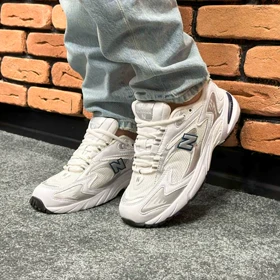 کتانی اسپرت مردانه و زنانه مدل نیوبالانس725 NEW BALANCE رنگ سفید نقره ایی