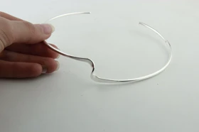 طوق زنانه مدل موج (نقره‌ای)