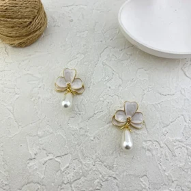 گوشواره زنانه طرح گل میناکاری با آویز مروارید مدل فلورامیرا