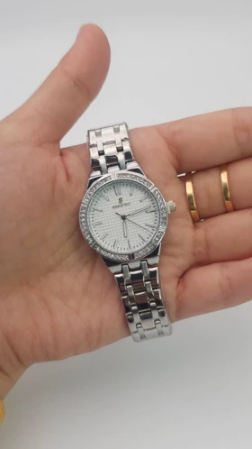 ساعت مچی زنانه اودمار پیگه Audemars Piguet با موتور کواتز و طراحی مینیمال