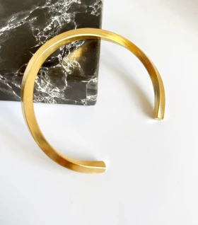 بنگل (Bangle) مردانه/یونیسکس ساده و ضخیم – آبکاری طلایی مات و مدرن