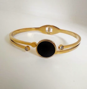 دستبند النگویی مینیمال پلاک مشکی و نگین‌های ظریف رنگ ثابت(بنگل)