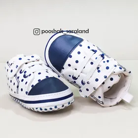 پاپوش نوزاد پسرانه خالدار چسبی آبی