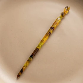 کانزاشی مو زنانه رزینی مرمری کهربایی با سر پیچ‌خورده تزئینی مدل آمبرا