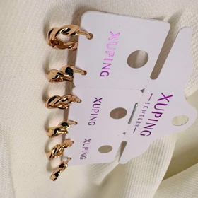 گوشواره حلقه‌ای ژوپینگ مدل «پیچک طلا» | مینی‌لوپ‌های بافت‌دار و درخشان