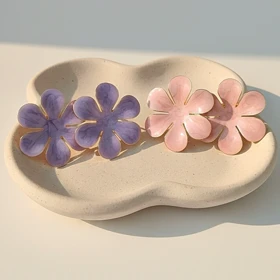 گوشواره میخی طرح گل پنج‌پر مرمری