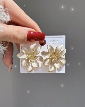 گوشواره میناکاری طرح برجسته دورنگ موجود (رنگ کرمی)