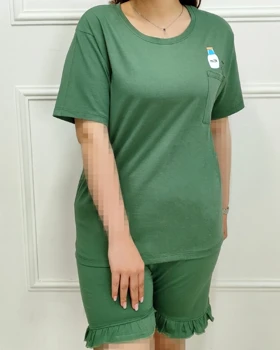 تی‌شرت و شلوارک کوتاه